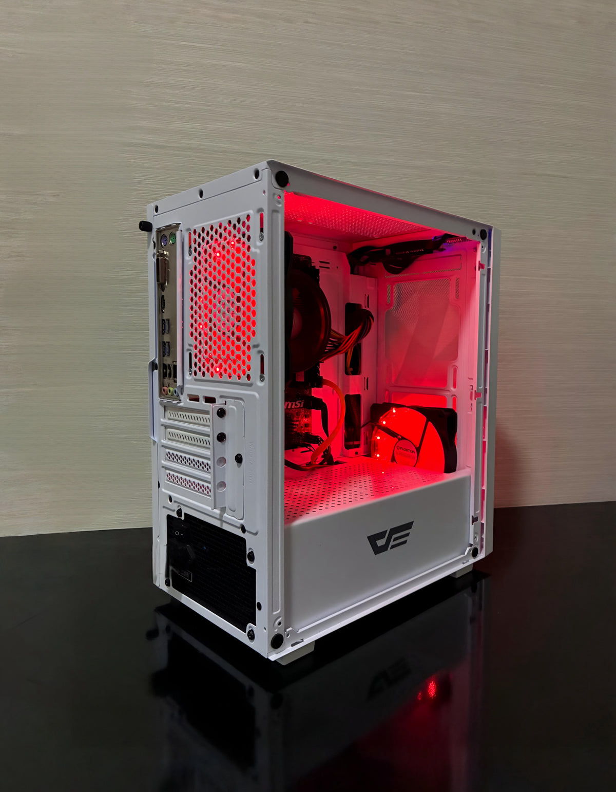 Sistem PC Gaming gata de joc cu grafică integrată Radeon Vega 11.