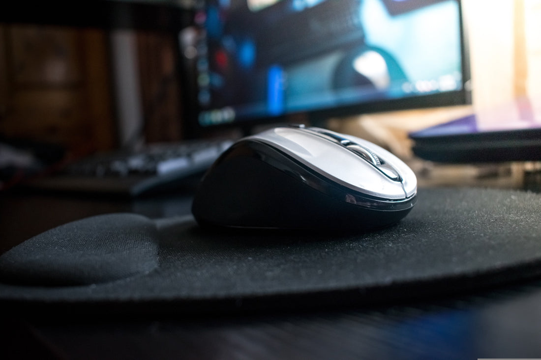 un mouse pe un mousepad