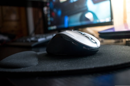 un mouse pe un mousepad