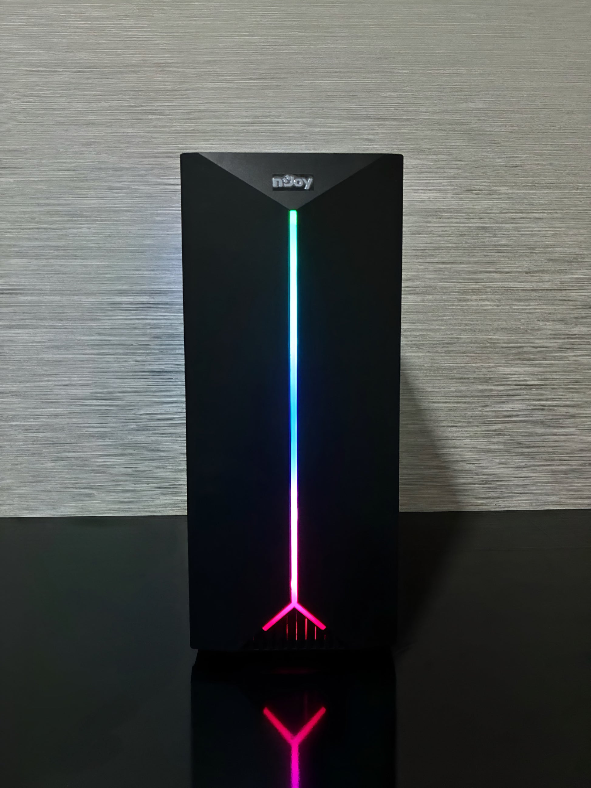 Interiorul PC-ului BUENO LUCKY V2 vizibil prin panou lateral, evidențiind placa video GTX 950 OC GDDR5