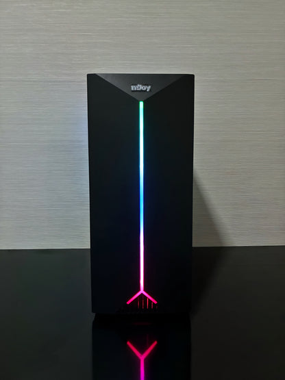 Interiorul PC-ului BUENO LUCKY V2 vizibil prin panou lateral, evidențiind placa video GTX 950 OC GDDR5
