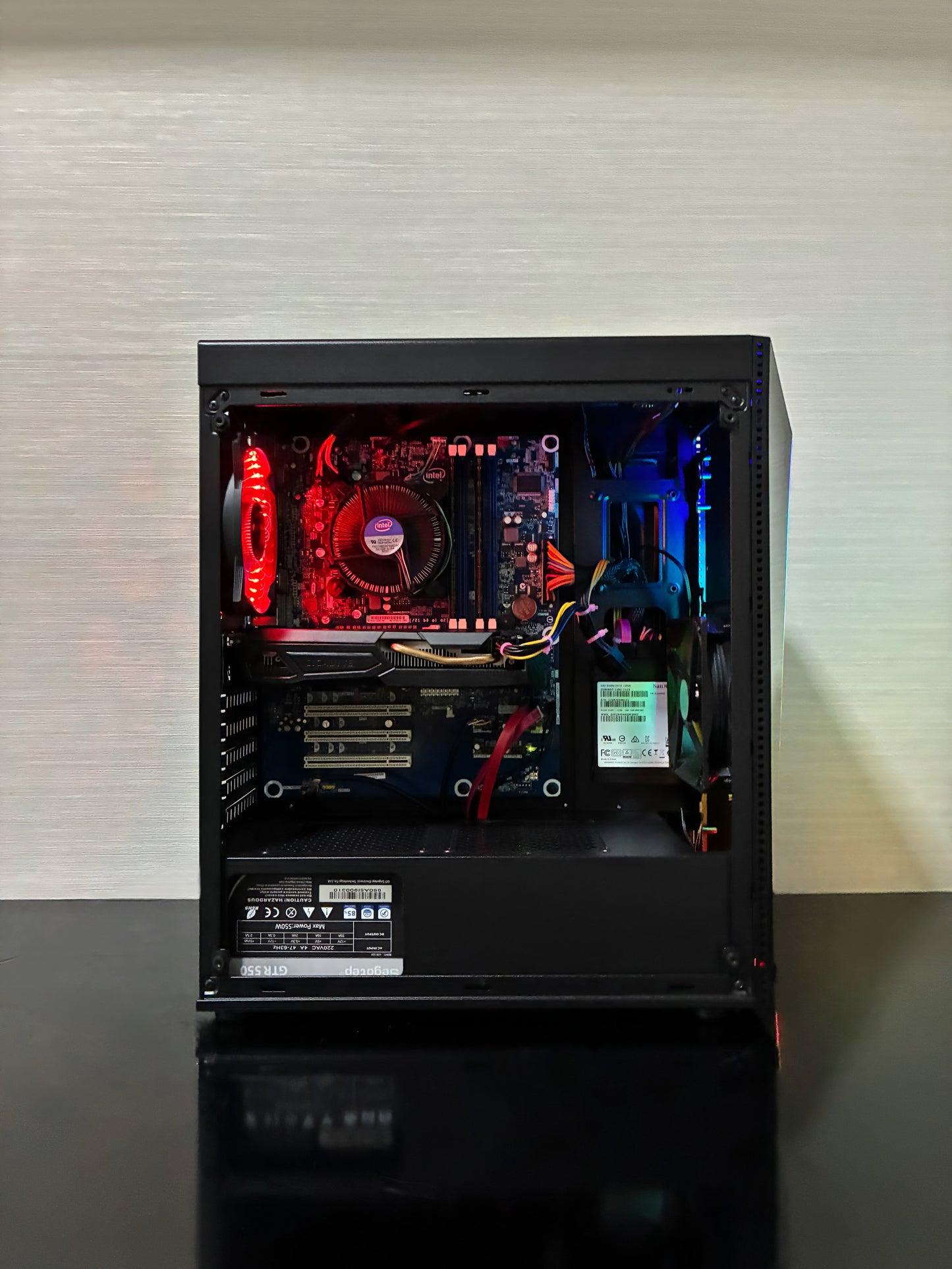 O privire detaliată asupra componentelor interne montate pe placa de bază Intel (Socket LGA1155). În prim-plan se află procesorul puternic Intel Core i7-2600, cei 16 GB de memorie RAM în Dual Channel și placa video Gigabyte GeForce GTX 1050 OC cu sistemul masiv de răcire cu două ventilatoare (Dual Fan).