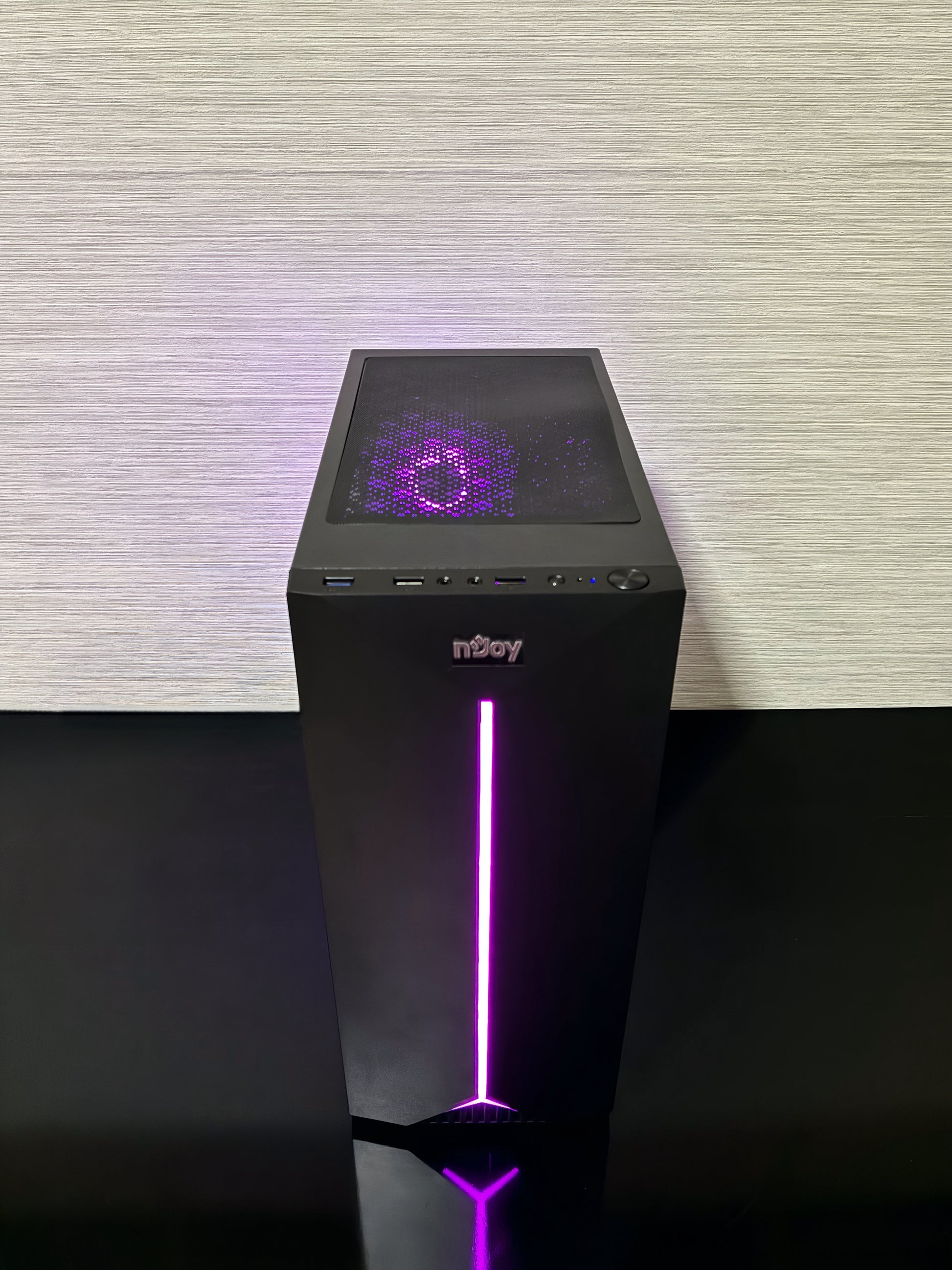 Cadru strâns pe compartimentul inferior al carcasei unde este instalată sursa premium Fractal Design de 500W, cu specificațiile tehnice și certificarea de eficiență de 82% la vedere. Firele sunt complet negre și organizate curat (cable management), oferind un aspect îngrijit întregului sistem.