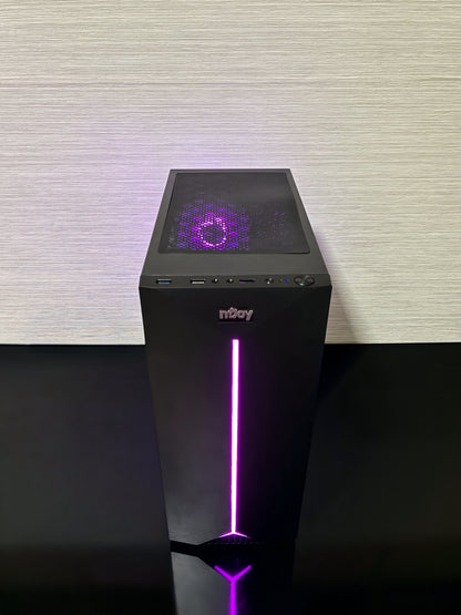 Cadru strâns pe compartimentul inferior al carcasei unde este instalată sursa premium Fractal Design de 500W, cu specificațiile tehnice și certificarea de eficiență de 82% la vedere. Firele sunt complet negre și organizate curat (cable management), oferind un aspect îngrijit întregului sistem.