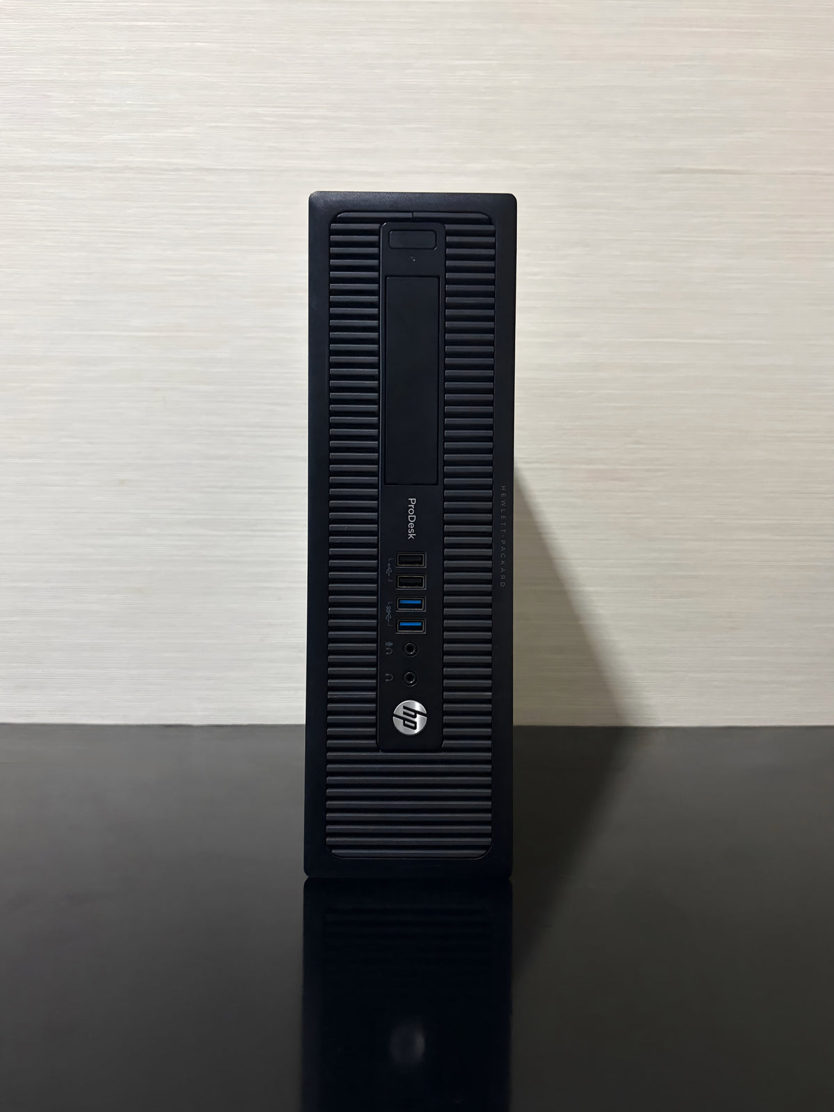 Unitate PC Refurbished HP ProDesk 600 G1 SFF, vedere frontală pe birou
