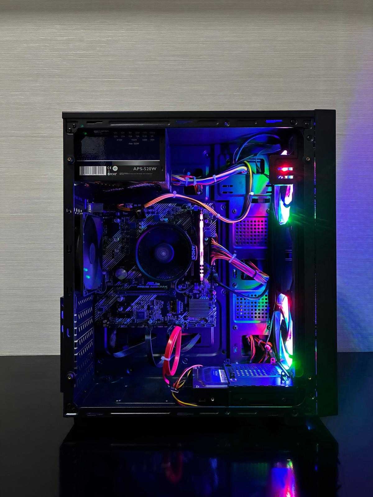 Interior calculator gaming Bueno Elite V2, placă de bază ASUS Prime A520M-K, procesor Ryzen 5 5600G și memorii RAM HyperX RGB.