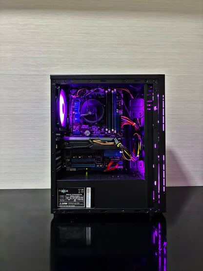 Vedere detaliată a interiorului carcasei unde este montată placa de bază Asus P8H67-V ATX. În centru se află procesorul Intel Core i7 protejat de cooler-ul stoc, cele două module de memorie RAM de 16 GB în configurație Dual Channel și placa video Gigabyte GeForce GTX 1050 OC cu sistemul masiv de răcire cu două ventilatoare (Dual Fan).