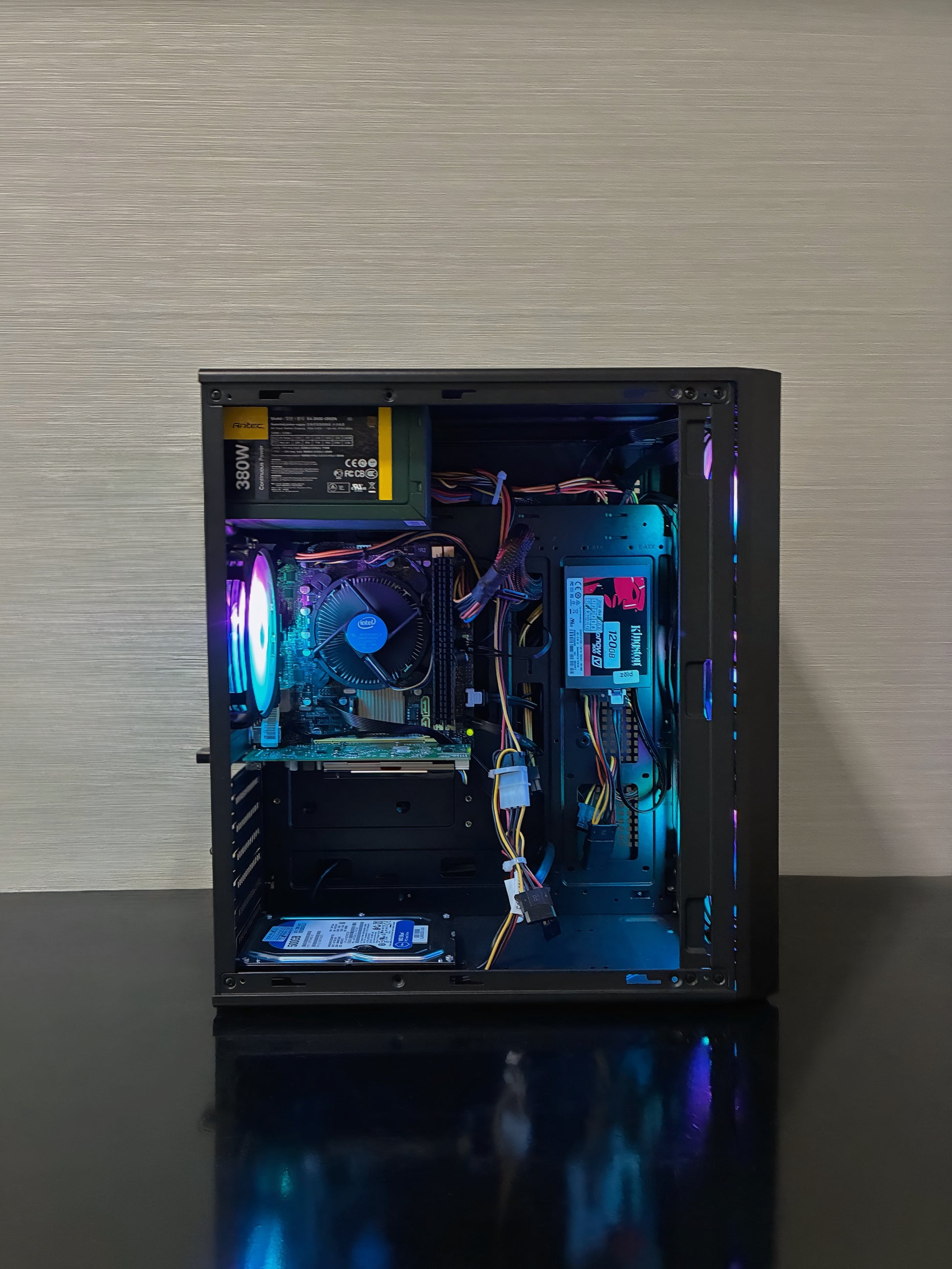 Interiorul PC-ului BUENO SUMMER V3, prezentând procesorul Intel Xeon, placa video AMD Radeon RX 550 și sistemul de cabluri ordonat pentru o ventilație optimă.