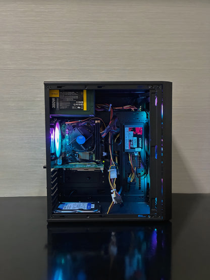 Interiorul PC-ului BUENO SUMMER V3, prezentând procesorul Intel Xeon, placa video AMD Radeon RX 550 și sistemul de cabluri ordonat pentru o ventilație optimă.
