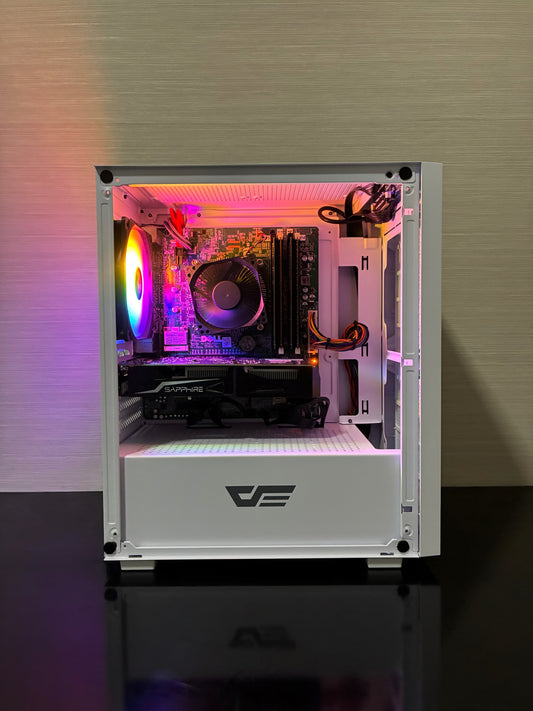 O privire detaliată asupra interiorului carcasei unde se află placa de bază Dell cu chipset Z87 (Socket LGA1150). În centru este instalat procesorul Intel Core i7-4770, însoțit de 16 GB RAM DDR3 în configurație 4x4 GB și placa video Sapphire Radeon RX 460 cu sistem de răcire Dual Fan.