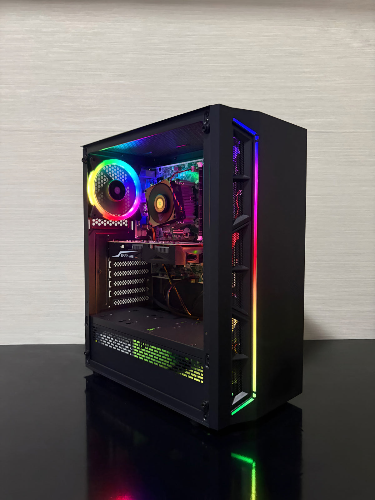 Performanță rafinată și un preț imbatabil: PC Gaming BUENO FRESH V2. Construit pe o platformă solidă, cu procesor Intel i5 și 16 GB memorie RAM, acest PC gestionează cu brio atât sesiunile de gaming, cât și aplicațiile multimedia. Include stocare duală (SSD rapid + HDD spațios), componente testate riguros și un design actualizat care atrage toate privirile pe birou.