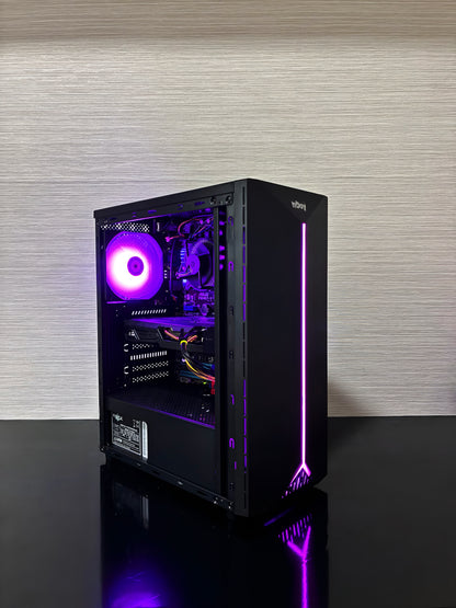 PC Gaming Bueno Start V3 prezentat din profil într-o carcasă nJoy Anil neagră, cu panou lateral din sticlă securizată prin care se observă componentele iluminate. Panoul frontal de tip mesh lasă să se vadă ventilatorul Antec, iar în partea din spate se remarcă ventilatorul cu inel RGB aprins în culori vibrante, creând un efect vizual modern.