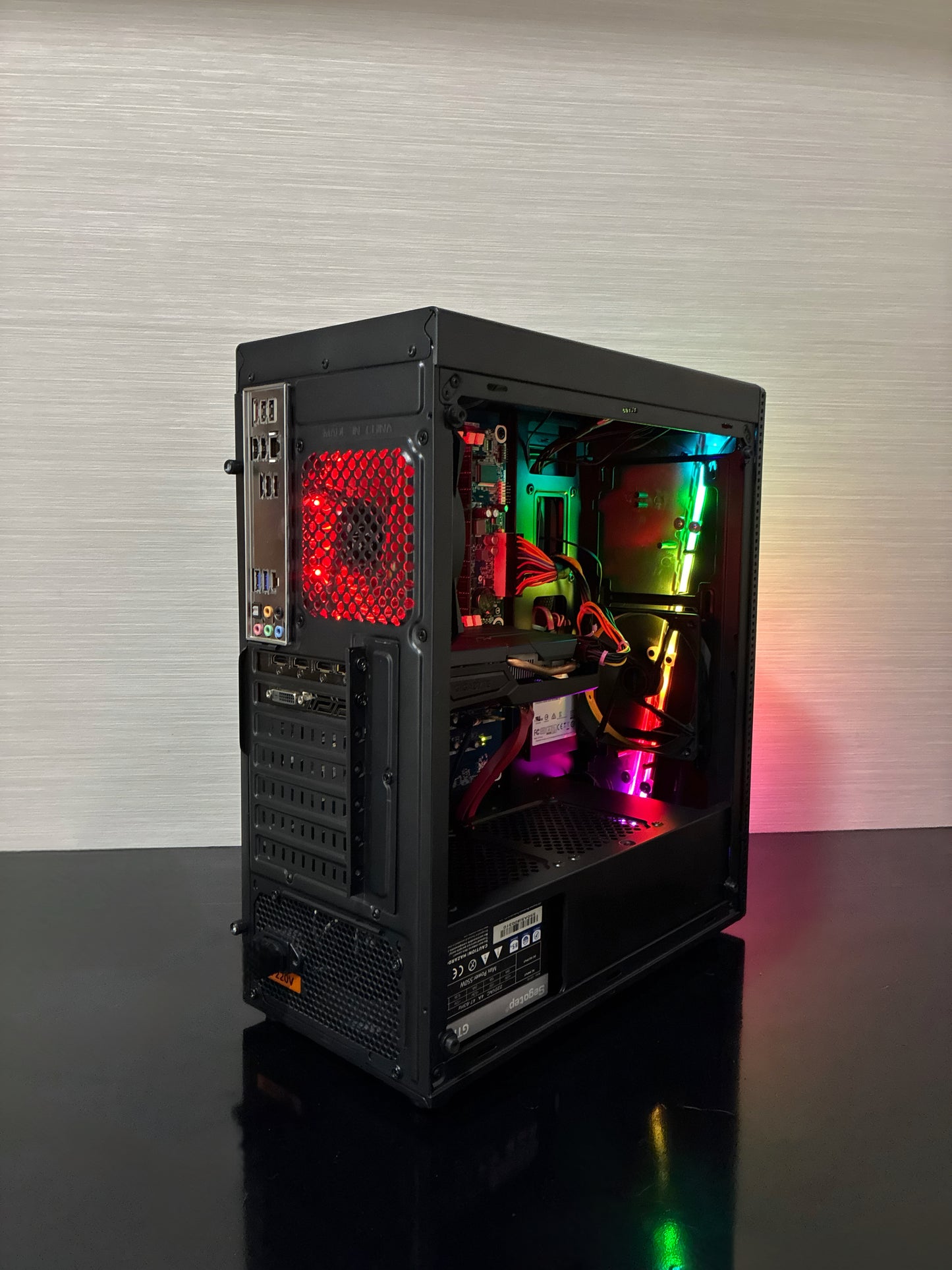 Cadru strâns pe zona de stocare și alimentare a PC-ului, unde se află sursa stabilă Segotep GTR 550 de 550W. Alături sunt poziționate SSD-ul rapid de 128 GB pentru pornirea instantanee a Windows-ului și noul HDD masiv de 1 TB (1000 GB), ideal pentru o colecție imensă de jocuri și fișiere.