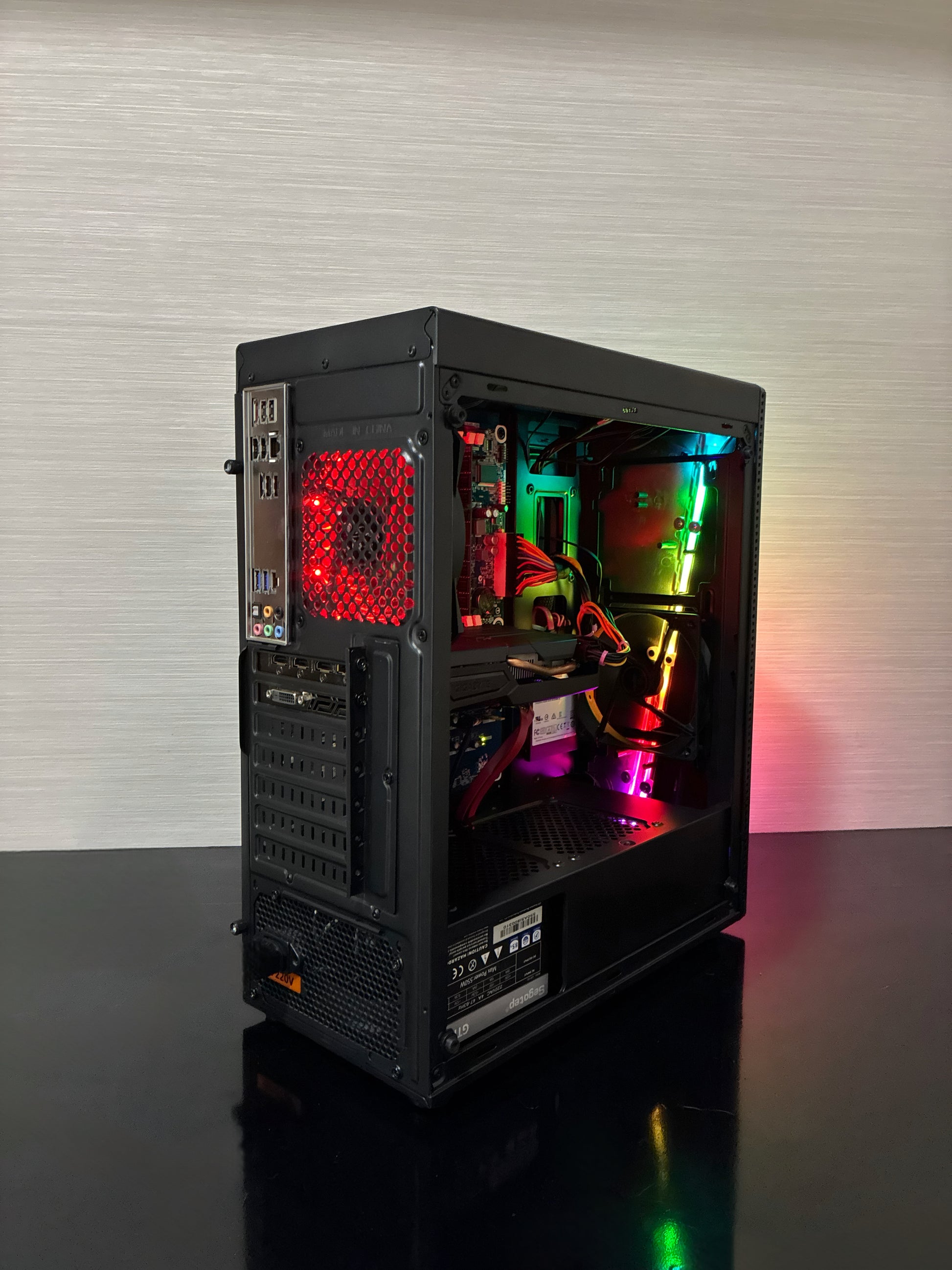 Cadru strâns pe zona de stocare și alimentare a PC-ului, unde se află sursa stabilă Segotep GTR 550 de 550W. Alături sunt poziționate SSD-ul rapid de 128 GB pentru pornirea instantanee a Windows-ului și noul HDD masiv de 1 TB (1000 GB), ideal pentru o colecție imensă de jocuri și fișiere.