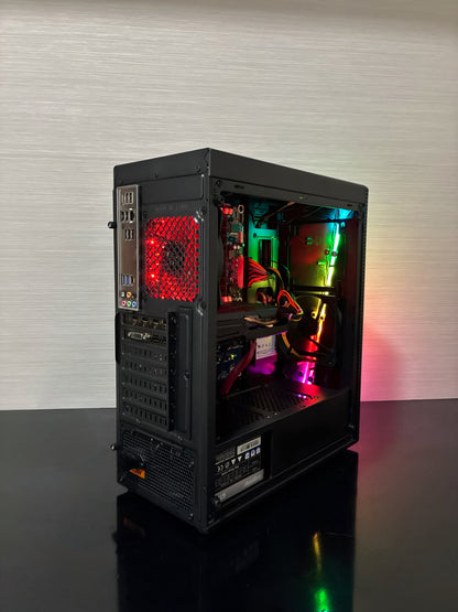 Cadru strâns pe zona de stocare și alimentare a PC-ului, unde se află sursa stabilă Segotep GTR 550 de 550W. Alături sunt poziționate SSD-ul rapid de 128 GB pentru pornirea instantanee a Windows-ului și noul HDD masiv de 1 TB (1000 GB), ideal pentru o colecție imensă de jocuri și fișiere.
