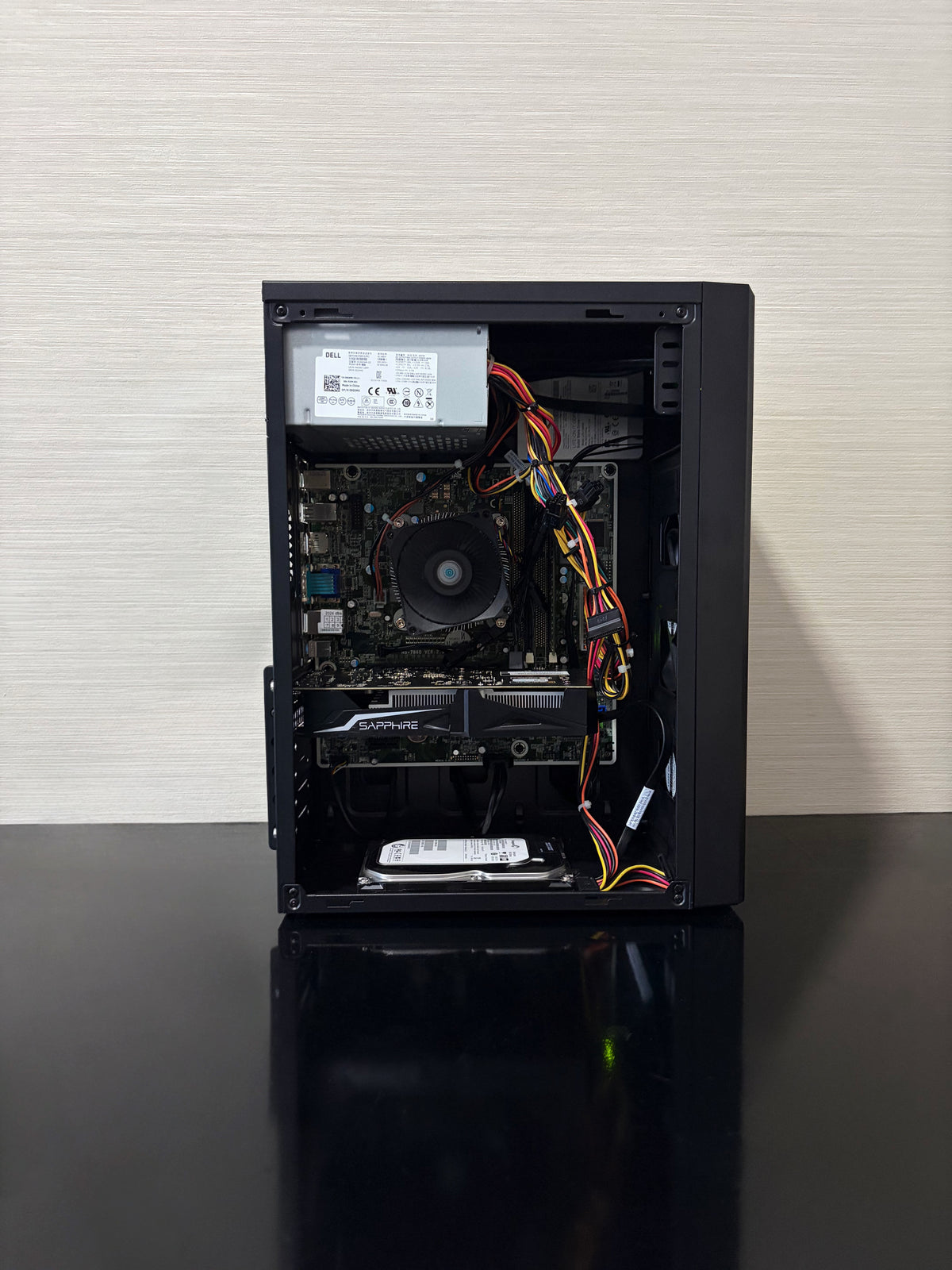 Sistem desktop PC Gaming BUENO FRESH V3 echipat cu Intel Core i5-4590S, SSD rapid și placă video AMD RX 460.