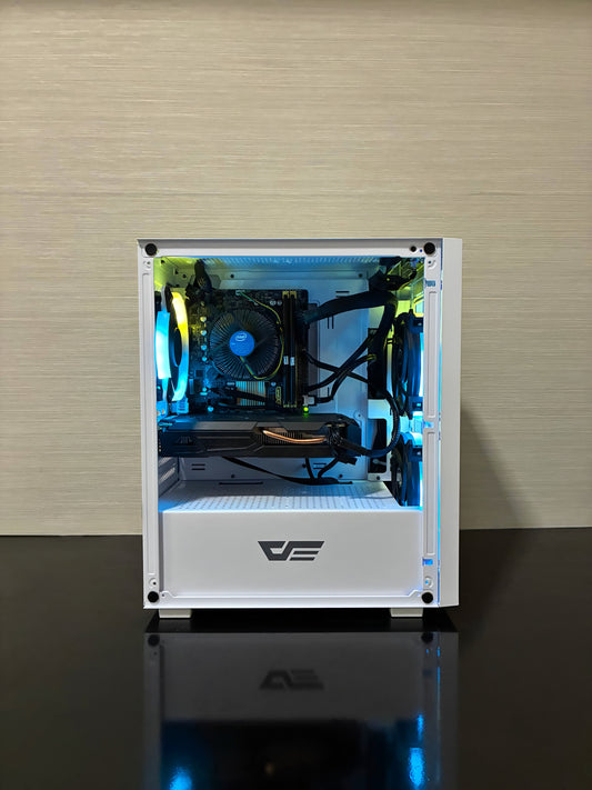 Performanță Stabilă și Sursă de Top Corsair CX 450 ⚙️
Interiorul curat al sistemului, unde procesorul Intel Xeon (echivalent i5-4590) și placa video GTX 1050 fac echipă cu cei 16 GB RAM pentru un multitasking fluid. Totul este alimentat în deplină siguranță de sursa premium Corsair CX 450 (Certificare 85% Bronze), garantând o durabilitate mult peste sursele standard de buget.