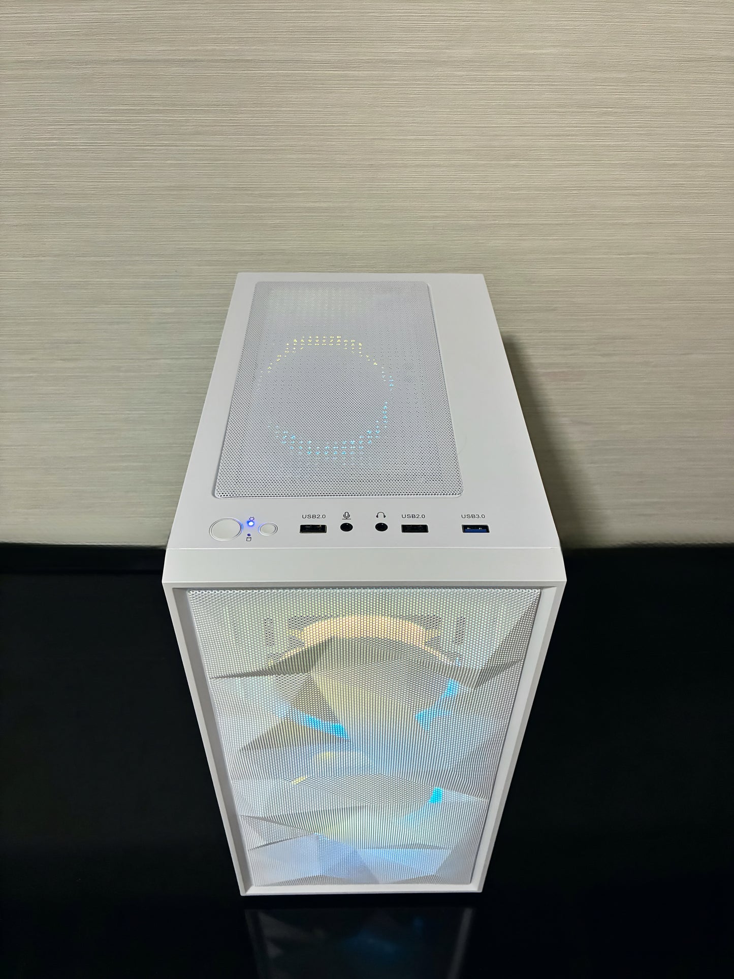 Buget Redus, Aspect Premium! 🔥
Configurația ideală pentru gaming la început de drum (Fortnite, CS2, Valorant, GTA V) îmbrăcată într-o carcasă albă superbă cu airflow masiv și lumini RGB. Performanță stabilă, răcire optimă cu 3 ventilatoare și o sursă Corsair pe care te poți baza oricând. Gata de joc!