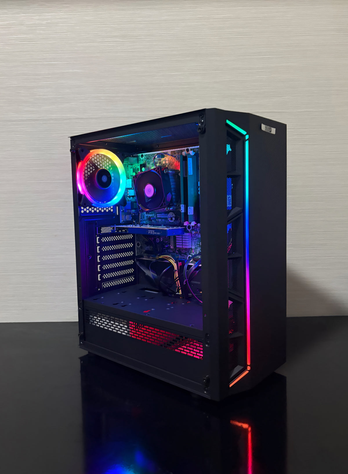 PC Gaming BUENO ENTRY V2 cu procesor Intel Core i5, 16 GB RAM și placă video Radeon WX 2100 / RX 550 în carcasă cu iluminare RGB.