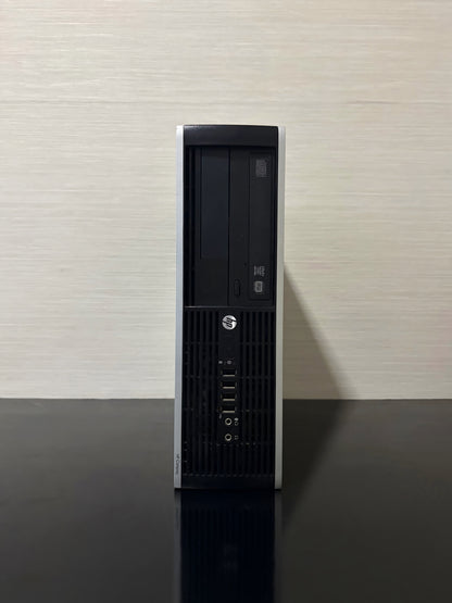 Unitate PC Refurbished HP Compaq SFF compactă, vedere frontală pe birou