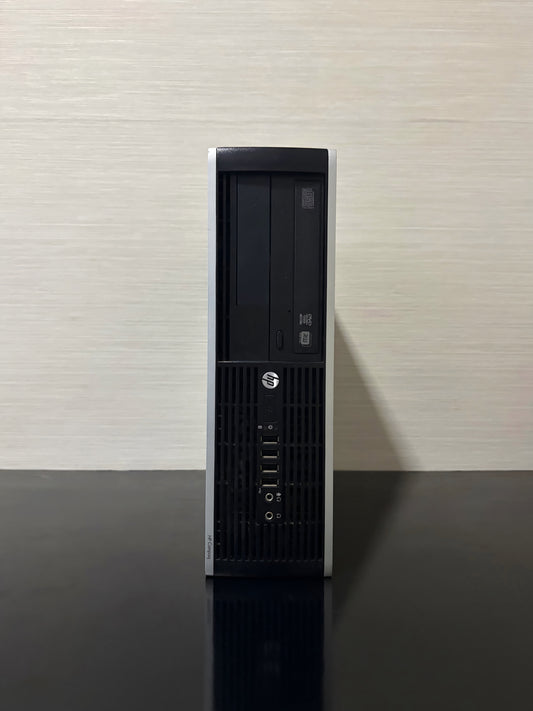 Unitate PC Refurbished HP Compaq SFF compactă, vedere frontală pe birou