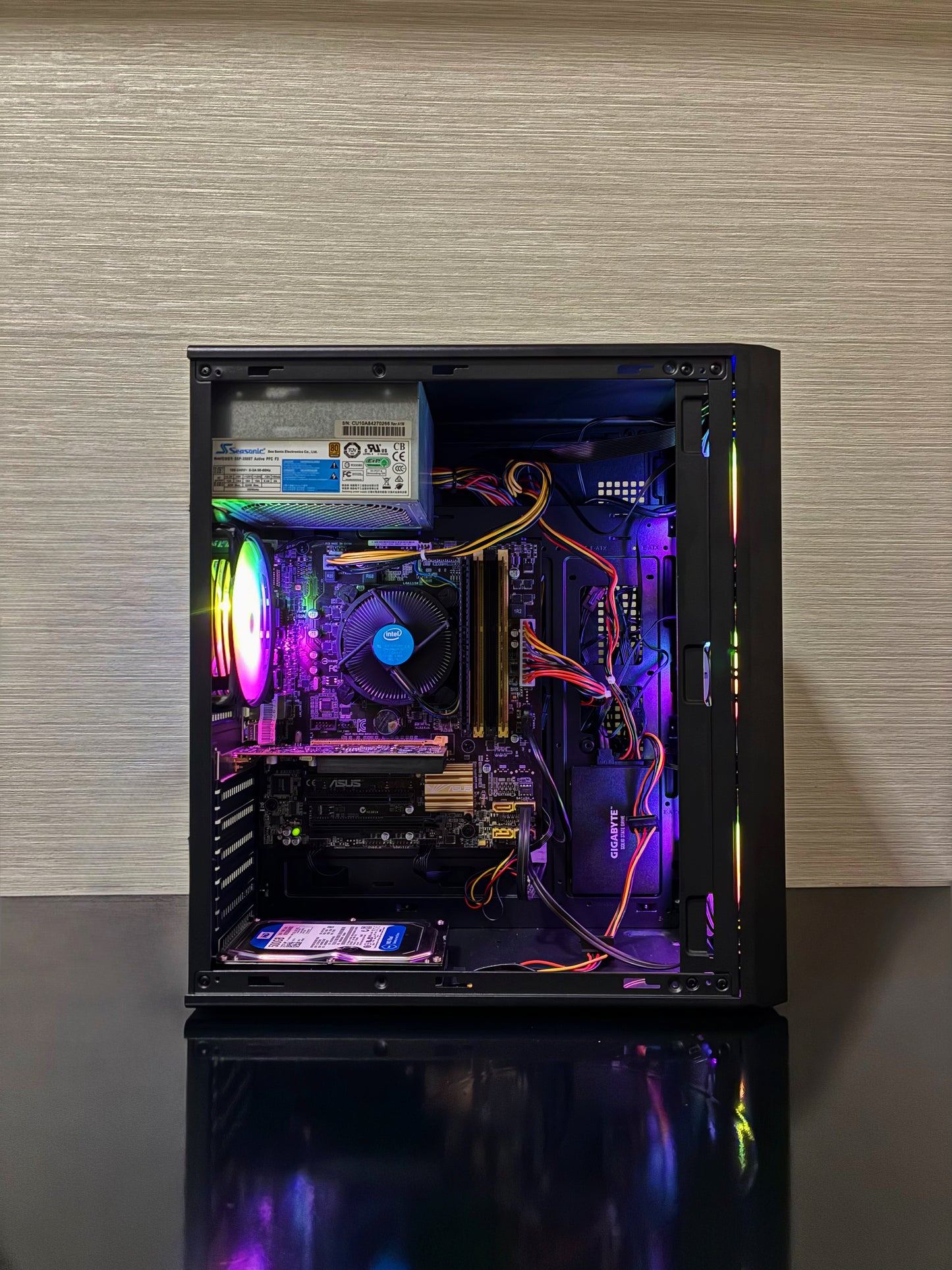 Sistem PC Gaming accesibil echipat cu placă video GIGABYTE GT 1030 și iluminare LED multicoloră