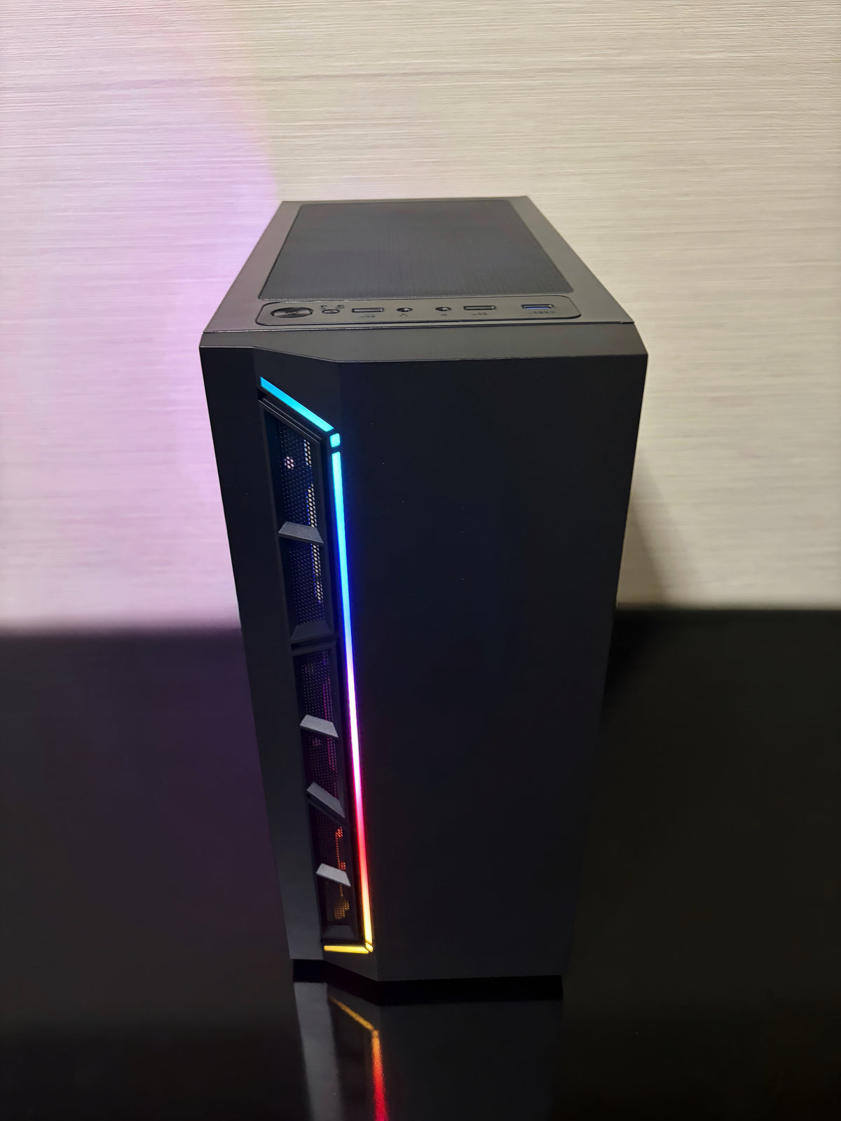 Treci la nivelul următor cu PC Gaming BUENO FRESH V2! Noua versiune păstrează ce a fost mai bun și oferă experiența fluidă de care ai nevoie în Counter-Strike 2, Valorant, Fortnite sau GTA V. Cu un procesor Intel i5-4570, 16 GB de RAM și o carcasă atrăgătoare cu iluminare RGB, acest sistem arată la fel de bine pe cât rulează. Pune-l în priză și bucură-te de jocuri!