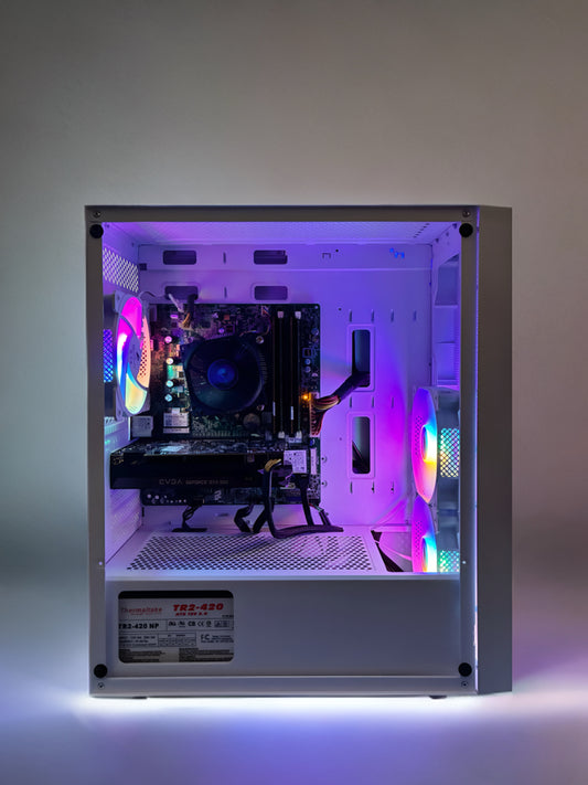 Interior PC Gaming BUENO LUCKY V1: procesor Intel i7-3770, placă de bază Dell, 16GB RAM HyperX, placă video EVGA GTX 950 SC single fan și sistem Dual SSD.