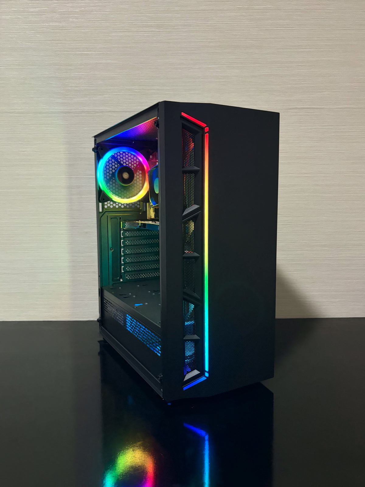 Vedere laterală a unității PC Gaming BUENO ENTRY V1 cu componente vizibile și iluminare RGB în carcasa de gaming.