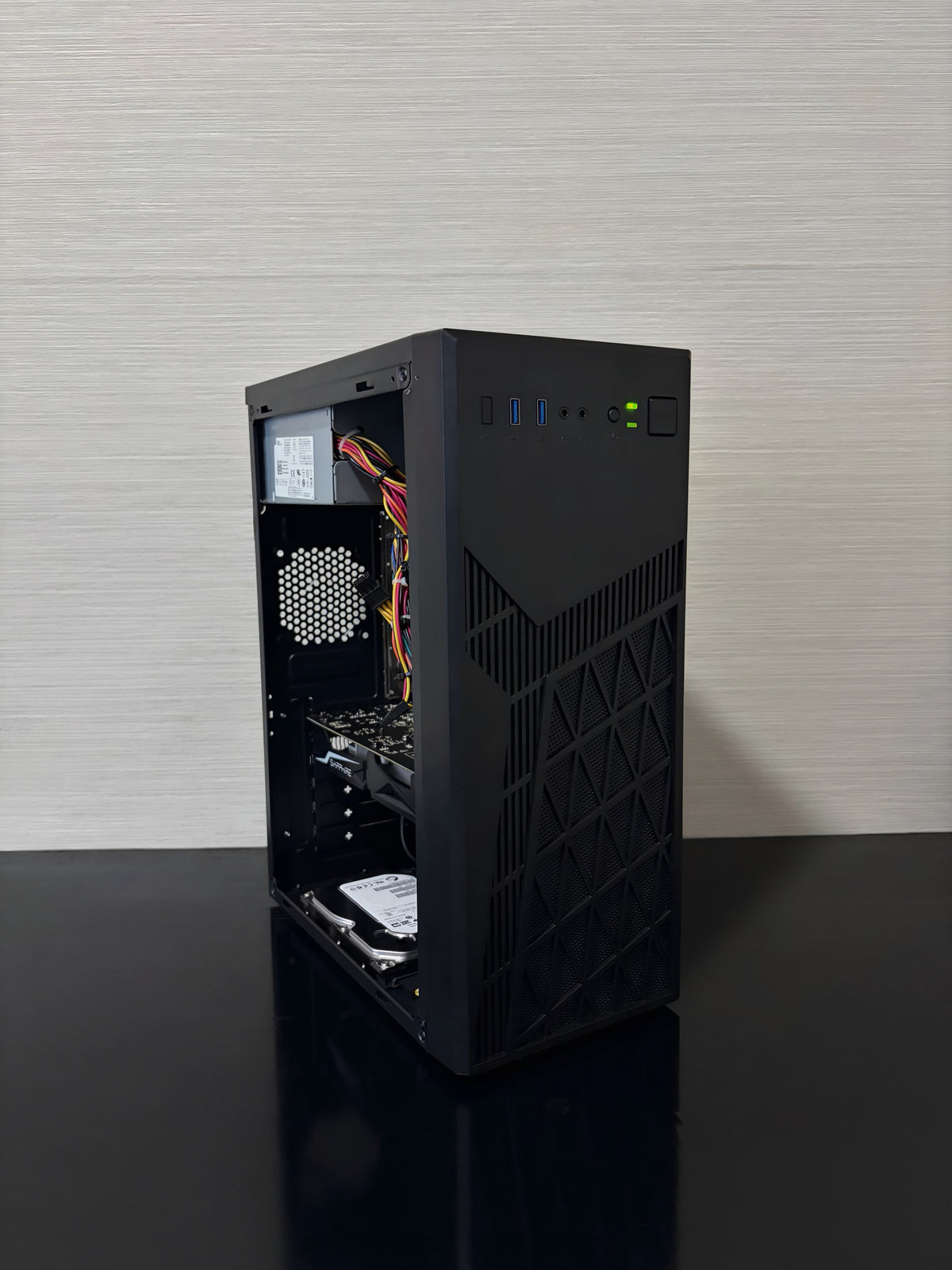 Calculator de gaming ieftin BUENO FRESH V3 pentru jocuri eSports precum CS2, Valorant și Fortnite, cu iluminare RGB laterală.