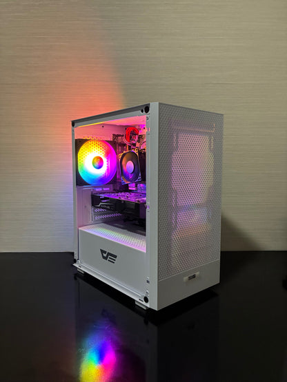 PC Gaming Bueno Run V3 montat într-o carcasă elegantă DarkFlash Mesh White, dotată cu panou frontal din plasă pentru un flux de aer excelent și panou lateral din sticlă securizată. În spatele carcasei se observă ventilatorul DarkFlash iluminat RGB, oferind un contrast vizual modern pe fundalul alb.