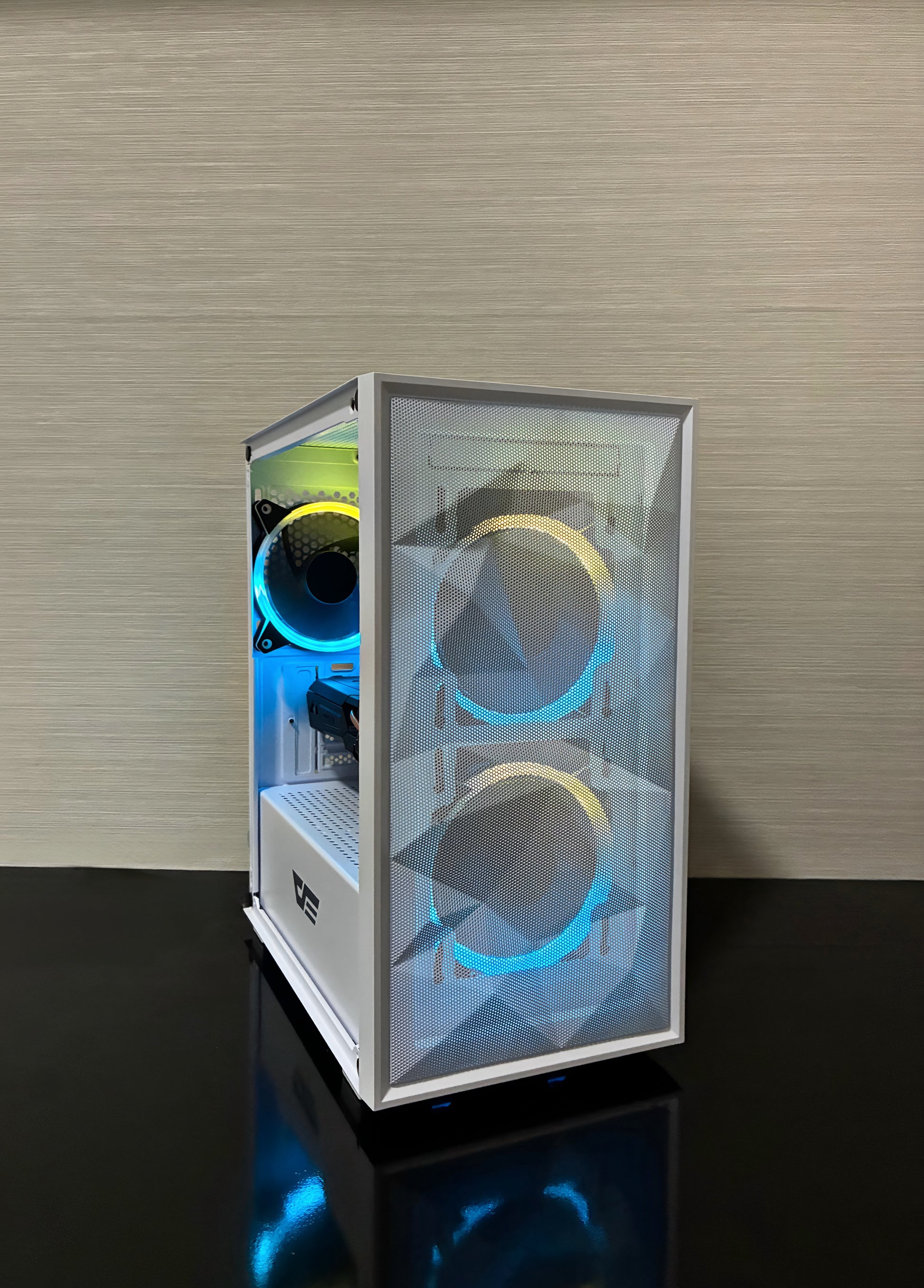 PC Gaming Bueno Start V2 - Alb, Elegant și Pregătit de Acțiune! 🤍
O privire în detaliu cu noua carcasă premium DarkFlash Mesh White, echipată cu un panou frontal perforat pentru un flux de aer excelent și 3 ventilatoare RGB care luminează spectaculos. Un setup curat, modern și gata să arate impecabil pe biroul tău.