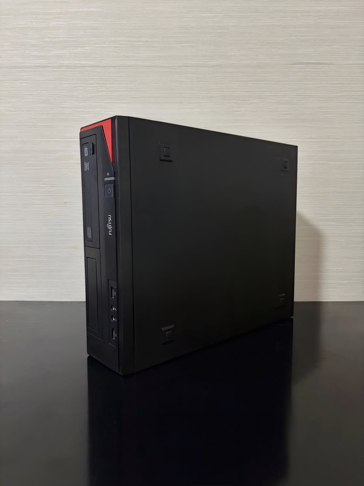 Carcasă silențioasă Fujitsu Esprimo SFF văzută din profil pentru birou sau acasă