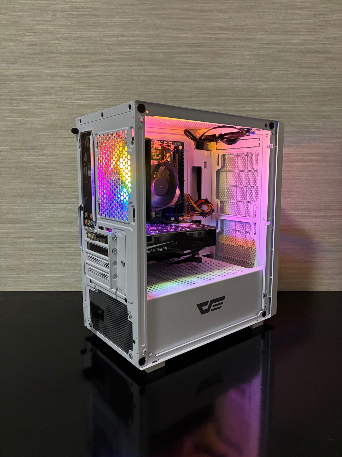 Plan apropiat ce evidențiază sistemul eficient de răcire al PC-ului: fluxul de aer optimizat prin panoul frontal mesh, evacuat prin ventilatorul spate DarkFlash RGB, alături de racirea silențioasă cu două ventilatoare a plăcii video Sapphire RX 460.