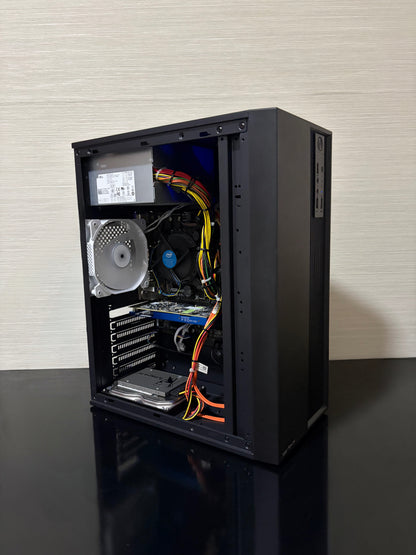 Vedere laterală a unității PC Gaming BUENO FUN V1 în carcasă Serioux Clasic 01 cu ventilator RGB lateral.