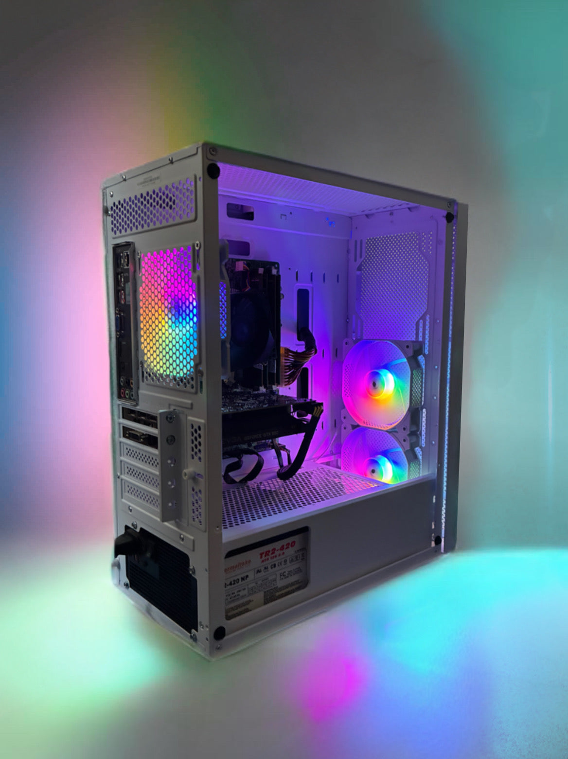Sistem PC Gaming BUENO LUCKY V1 pornit, carcasă albă premium, panou tempered glass și iluminare ambientală oferită de ventilatorul RGB Reverse Flow 1st Player.