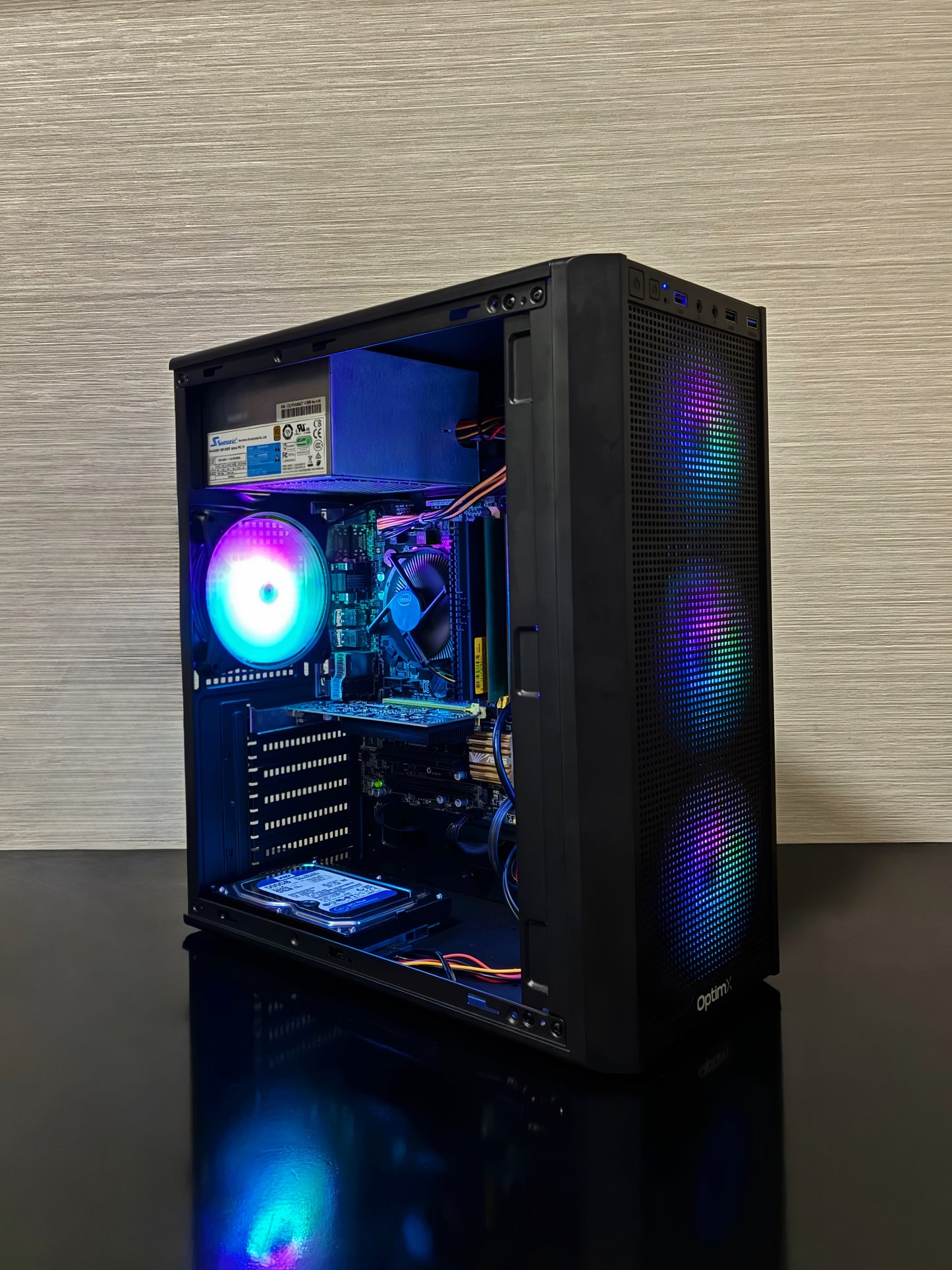 Interiorul PC-ului BUENO SUMMER V1 cu procesor Xeon E3-1220 v3 și 4 ventilatoare RGB reglabile
