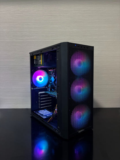 Carcasa de gaming a PC-ului BUENO SUMMER V3 iluminată în timpul funcționării, așezată pe un birou modern, evidențiind designul compact și panoul lateral