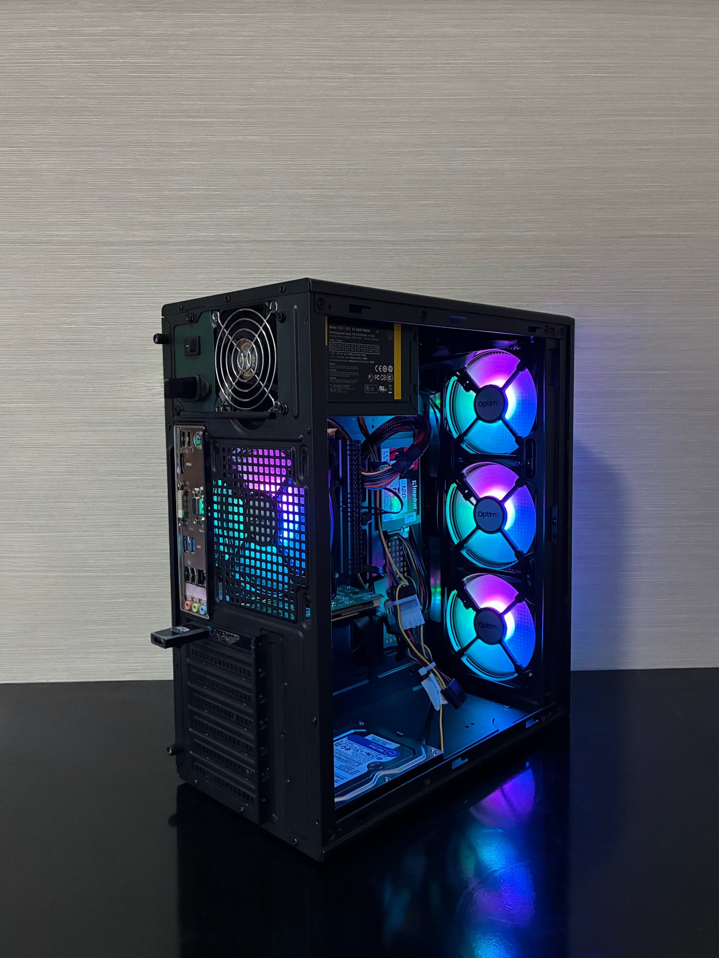 Prim-plan cu panoul frontal al carcasei PC-ului BUENO SUMMER V3, evidențiind porturile USB, butonul de pornire și designul modern