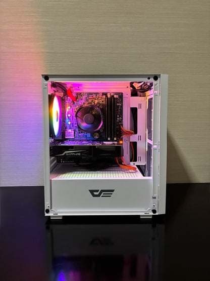 Vedere în detaliu asupra interiorului unde este montată placa de bază Dell OEM (Socket LGA1150). În centru se află procesorul Intel Core i7-4770, completat de 16 GB RAM DDR3 (configurație 4x4 GB) și placa video Sapphire Radeon RX 460 cu sistemul de răcire Dual Fan.