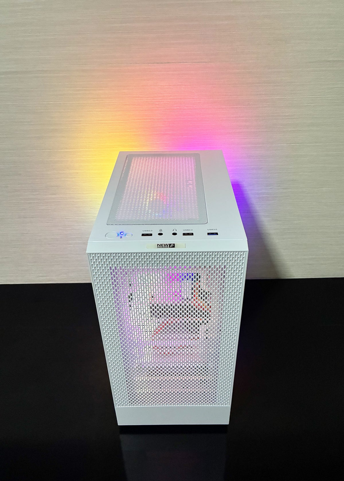 Cadru strâns pe zona inferioară a carcasei, unde este poziționată sursa de 450W alături de cablajul organizat curat. Lângă aceasta sunt montate SSD-ul de 128 GB destinat pornirii rapide a Windows-ului și HDD-ul de 500 GB pentru instalarea jocurilor.