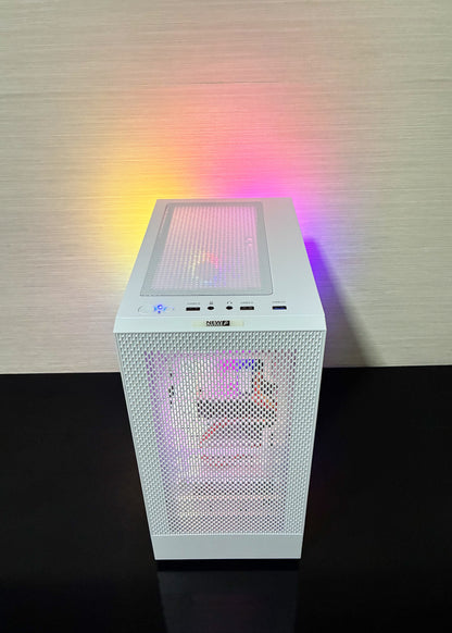 Cadru strâns pe zona inferioară a carcasei, unde este poziționată sursa de 450W alături de cablajul organizat curat. Lângă aceasta sunt montate SSD-ul de 128 GB destinat pornirii rapide a Windows-ului și HDD-ul de 500 GB pentru instalarea jocurilor.