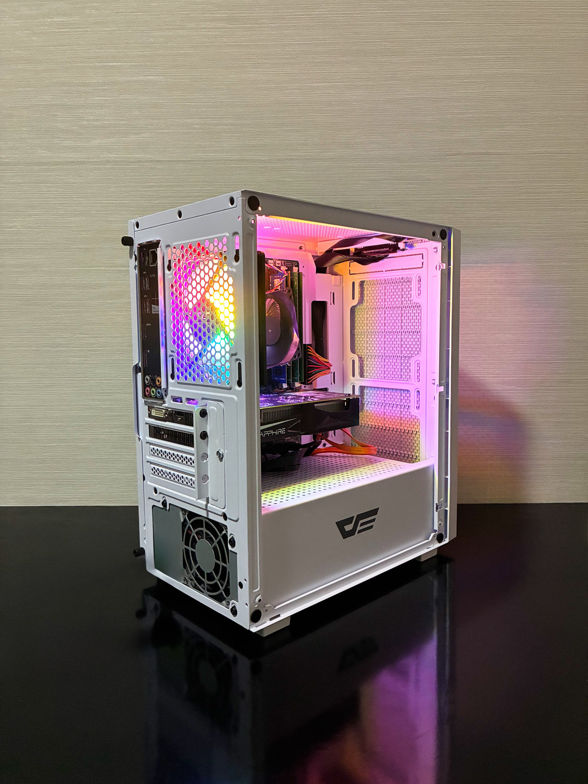 Plan apropiat ce evidențiază sistemul de răcire al PC-ului: fluxul de aer constant asigurat de designul aerisit al carcasei DarkFlash, evacuarea eficientă realizată de ventilatorul spate RGB și răcirea dedicată cu două ventilatoare a plăcii video Sapphire RX 460.