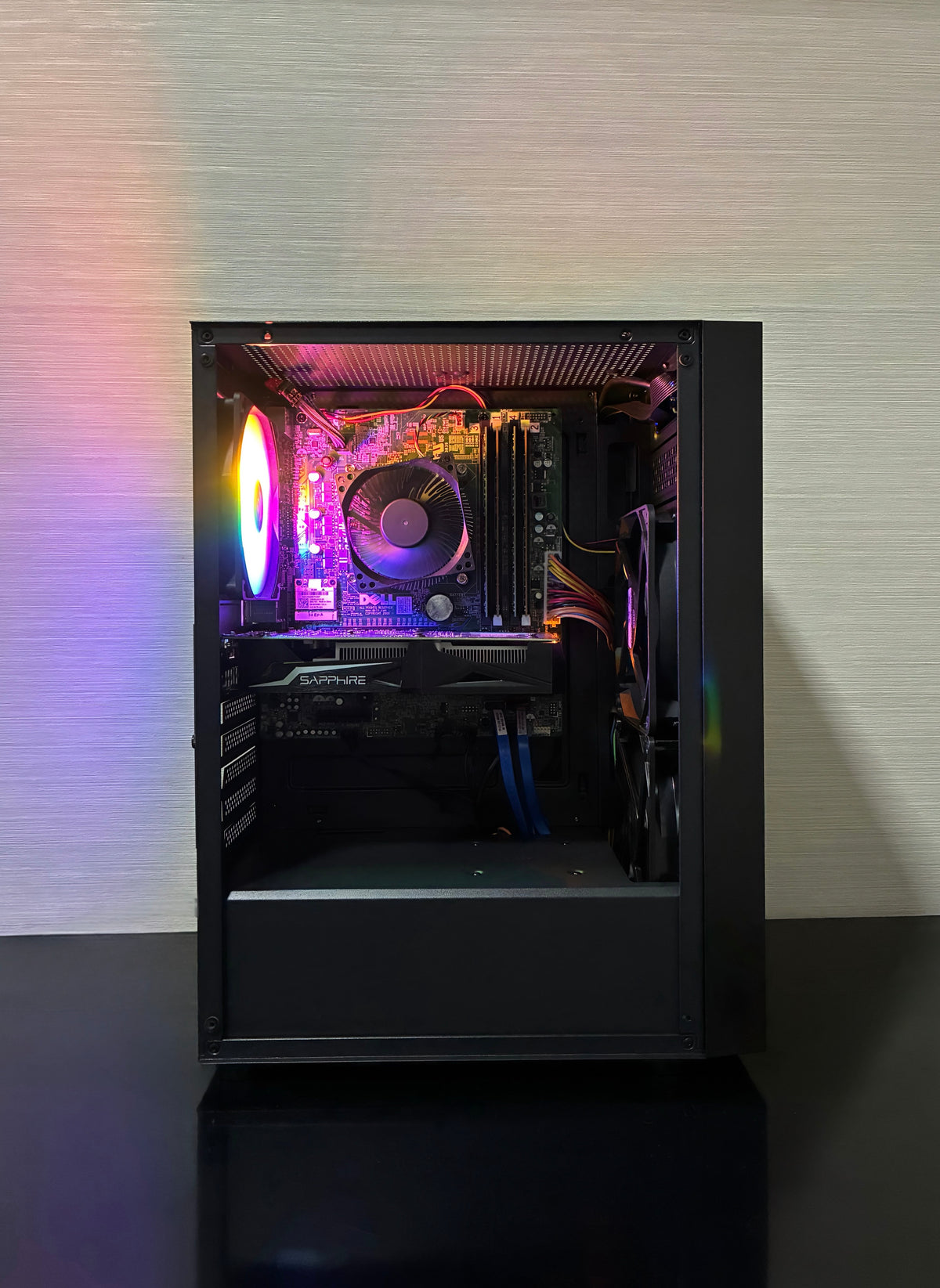 O privire detaliată asupra interiorului carcasei unde este instalată placa de bază Dell cu chipset Z87 (Socket LGA1150). În centru se află procesorul Intel Core i7-4770, însoțit de 16 GB RAM DDR3 (4x4 GB) și placa video Sapphire Radeon RX 460 cu sistemul de răcire Dual Fan.