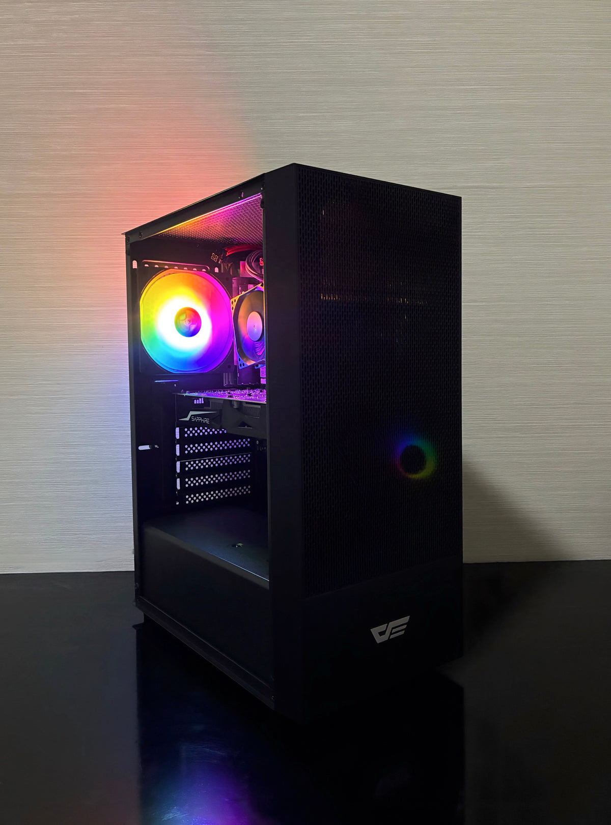 PC Gaming Bueno Run V4 montat într-o carcasă elegantă DarkFlash Mesh White, cu panou frontal din plasă perforată și panou lateral din sticlă securizată. Prin grila frontală se observă cele două ventilatoare de minimizare a temperaturii, iar în spate ventilatorul DarkFlash iluminat RGB oferă un accent vizual modern.
