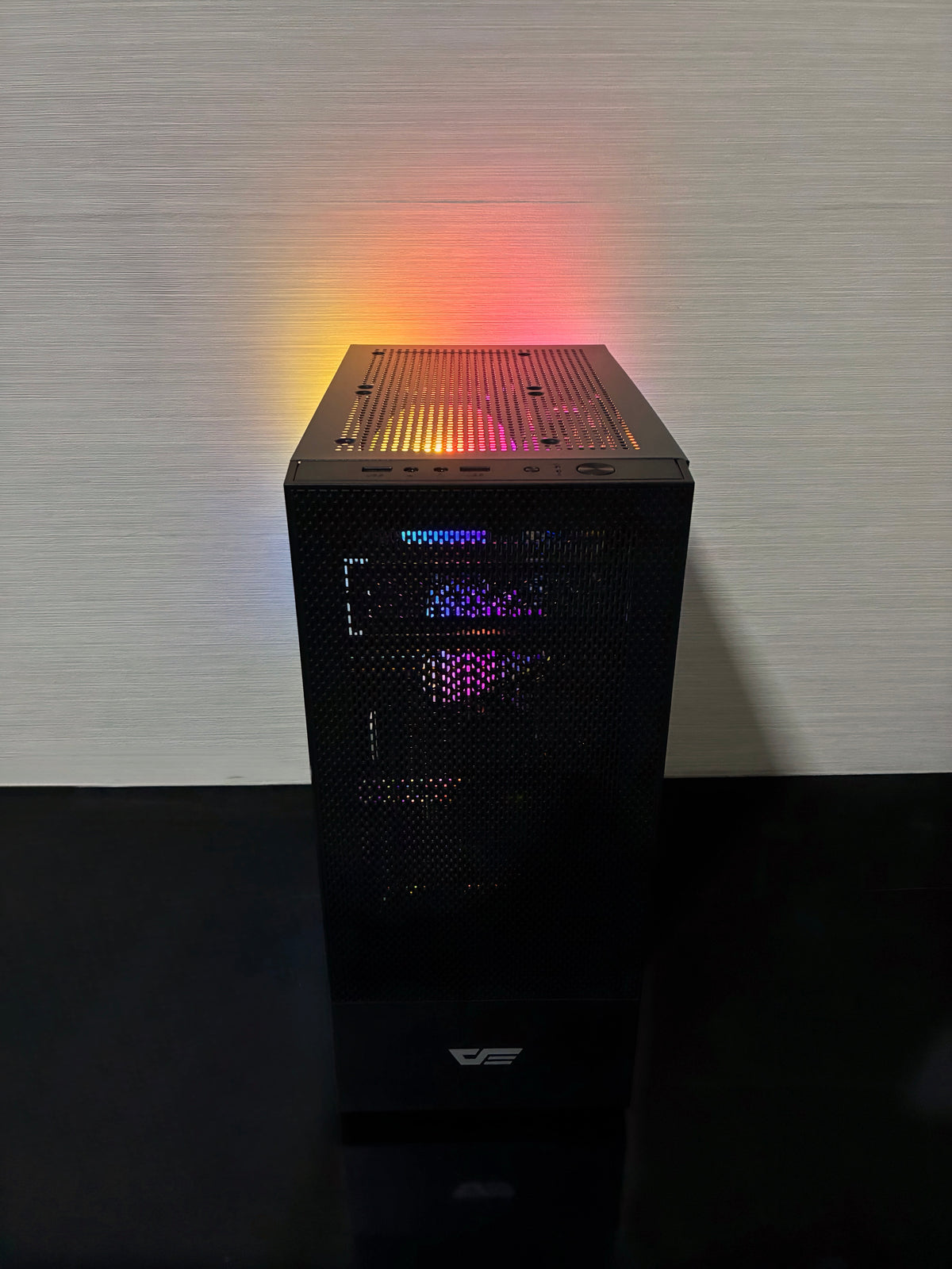 Cadru strâns pe zona inferioară a sistemului, unde este montată sursa eficientă Seasonic 350W cu certificare 80 PLUS Gold. Lângă aceasta sunt conectate ordonat SSD-ul de 120 GB pentru pornirea rapidă a Windows-ului și HDD-ul de 500 GB destinat stocării jocurilor.