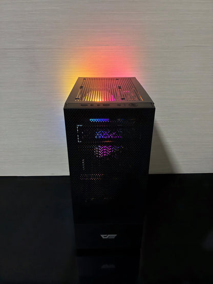 Cadru strâns pe zona inferioară a sistemului, unde este montată sursa eficientă Seasonic 350W cu certificare 80 PLUS Gold. Lângă aceasta sunt conectate ordonat SSD-ul de 120 GB pentru pornirea rapidă a Windows-ului și HDD-ul de 500 GB destinat stocării jocurilor.