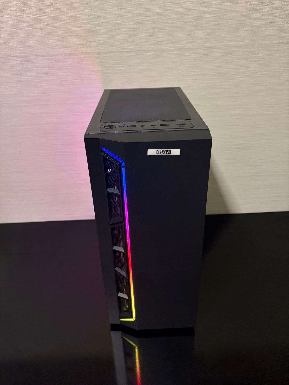 Vedere laterală a unității PC Gaming BUENO ENTRY V2 cu Windows 10 preinstalat, stocare duală și design modern de gaming.