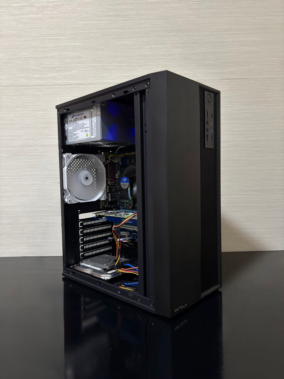 PC Gaming BUENO FUN V3 cu procesor Intel i5-3450, 16GB RAM și placă video AMD Radeon Pro WX 2100 în carcasă Serioux Clasic 01.