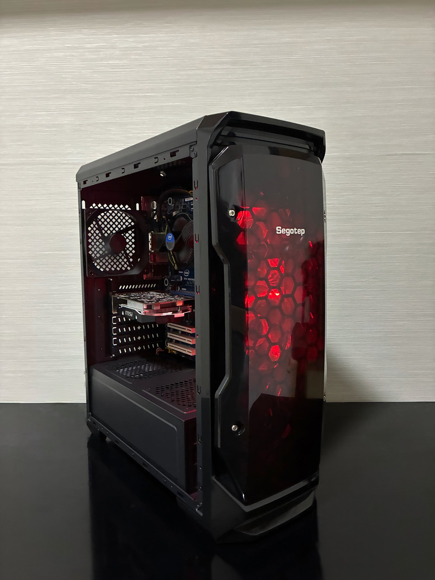 PC Gaming Bueno Storm V2 în carcasă Segotep Halo cu două ventilatoare frontale iluminate LED Roșu.